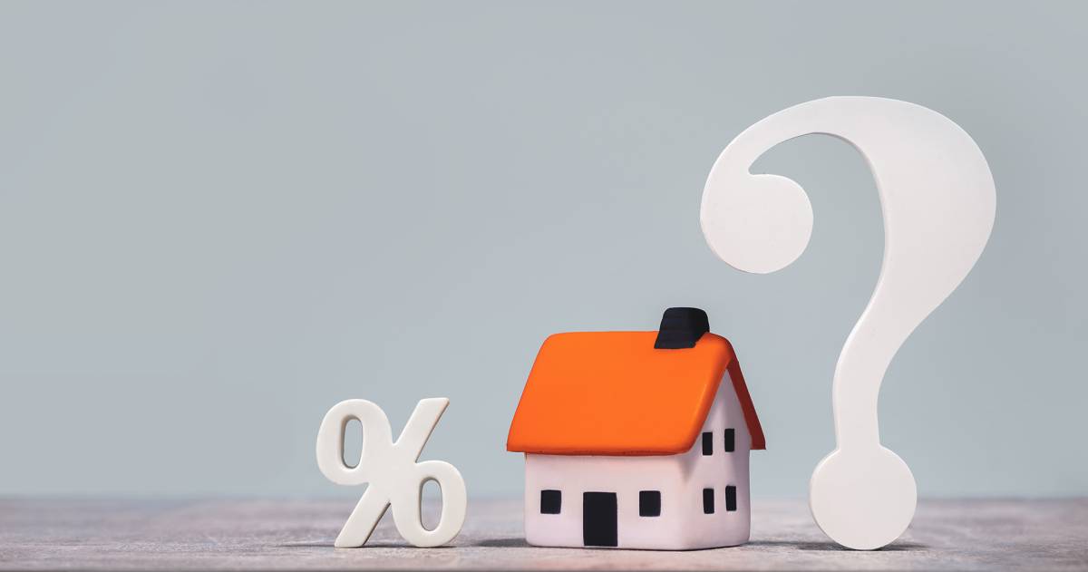 Hypotheek; wit procentteken, afbeelding van een huis en een groot wit vraagteken op een grijze achtergrond