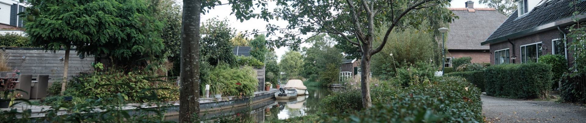 Een paar bootjes in het water omringd door huizen