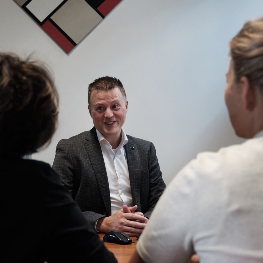 Stefan, Jolanda en Ineke in gesprek